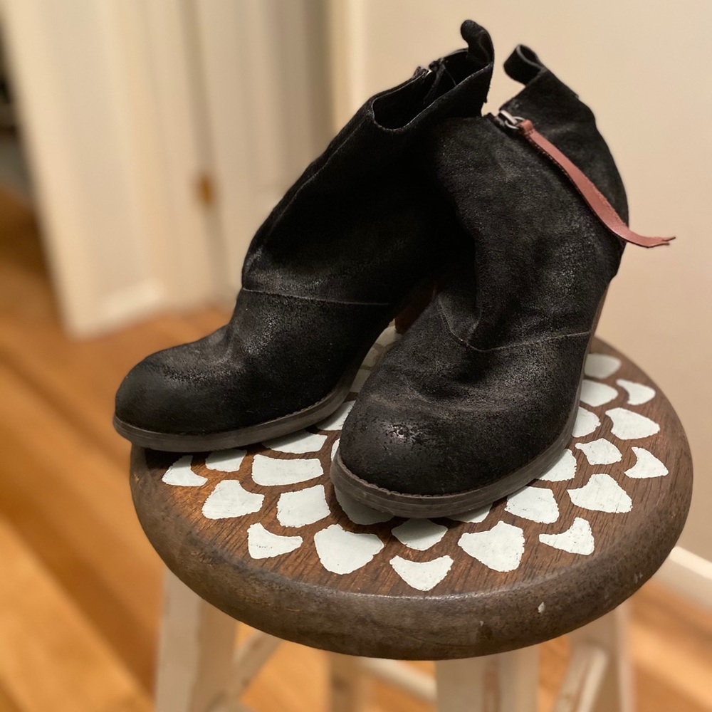 Black dolce vita booties